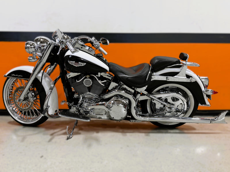 その他 Harley-Davidson Softail Garage 1/24 2005 Harley-Davidson Softail Deluxe FLSTNI Cholo Vicla Tons of