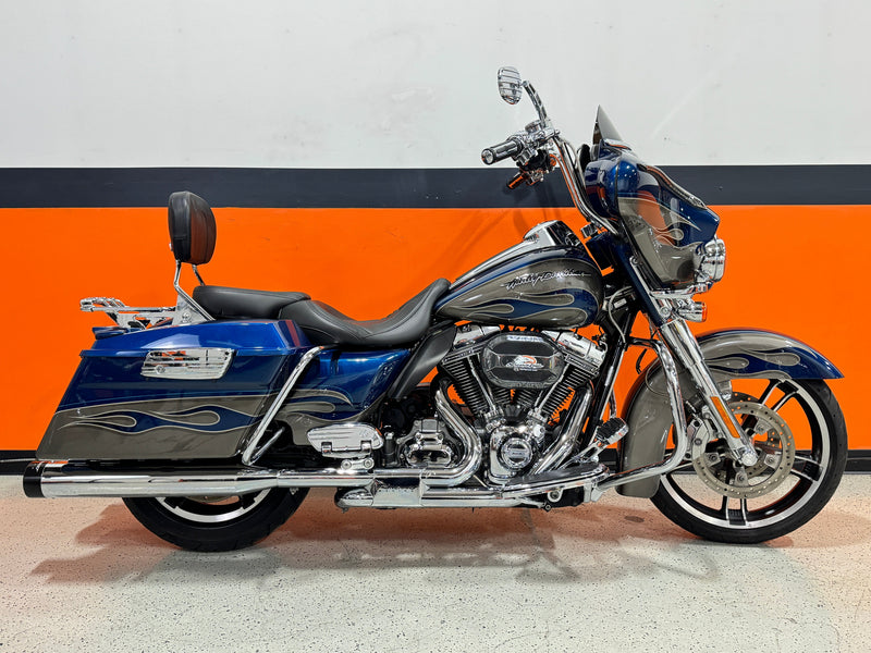 2010 Harley-Davidson CVO Screamin' Eagle Ultra Classic FLHTCUSE5 w