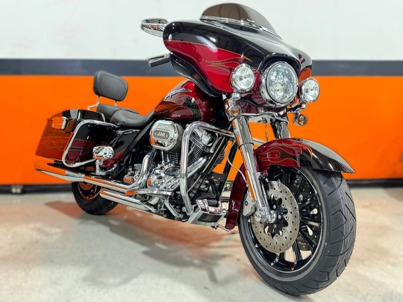 2011 Harley-Davidson CVO Screamin' Eagle Ultra Classic FLHTCUSE6 w
