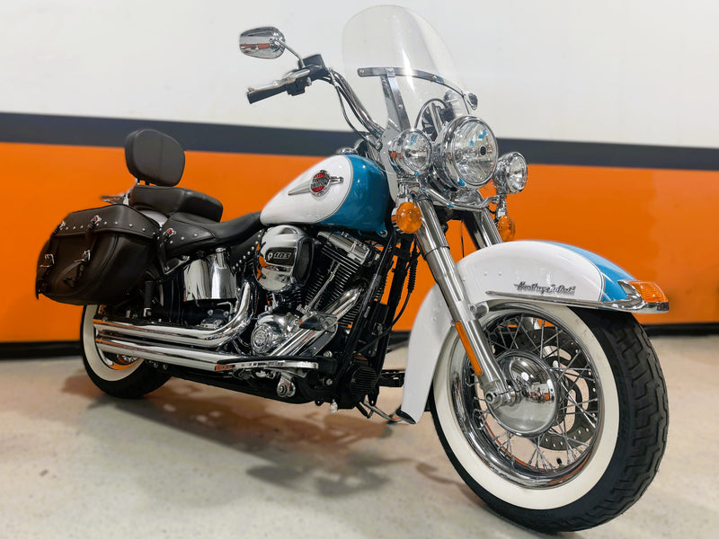 Harley-Davidson スタジャン ホワイト/ブルー 2016 Harley-Davidson Heritage Softail Classic FLSTC 103