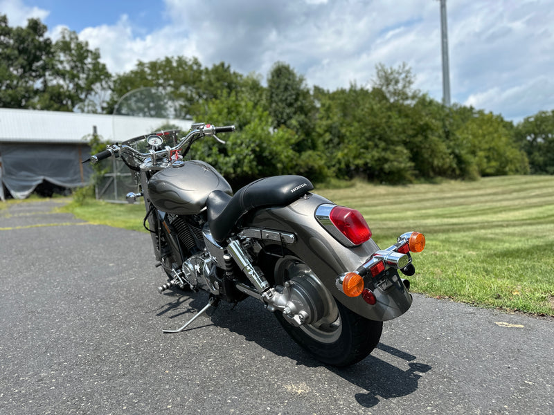 2011 Honda Shadow Sabre VT1100C2 Metric V-Twin Cruiser Clean Carfax! - $2,995