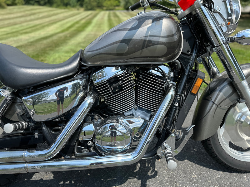 2011 Honda Shadow Sabre VT1100C2 Metric V-Twin Cruiser Clean Carfax! - $2,995