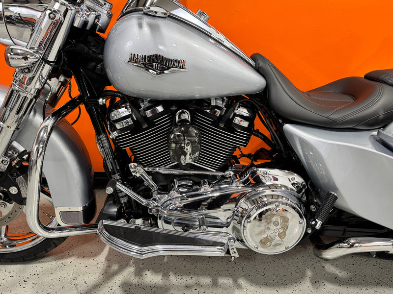 2019 Harley-Davidson Road King FLHR Custom Bars Chrome Front Wheel Forks and Tons of Extras!!!! $12,995