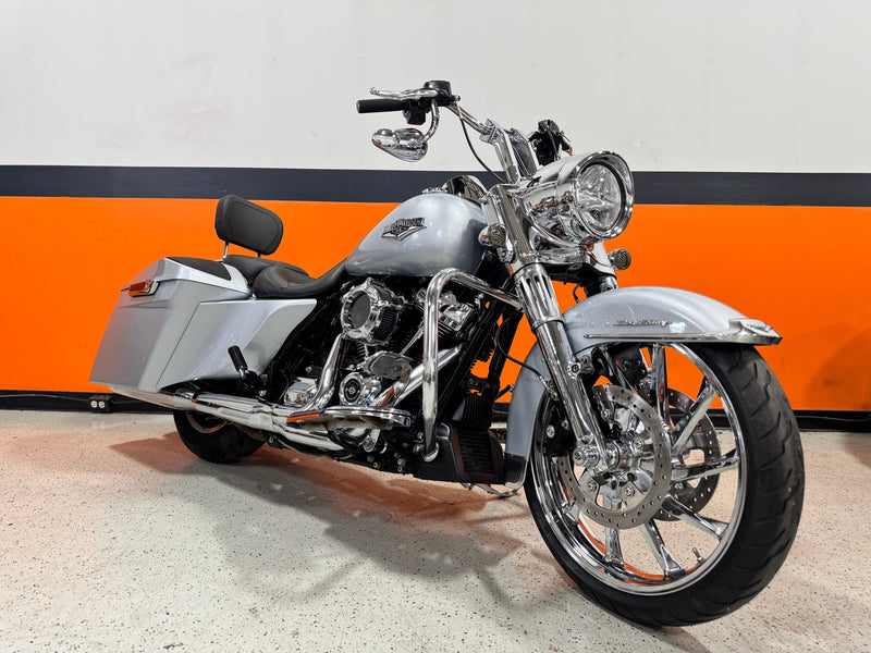 2019 Harley-Davidson Road King FLHR Custom Bars Chrome Front Wheel Forks and Tons of Extras!!!! $12,995
