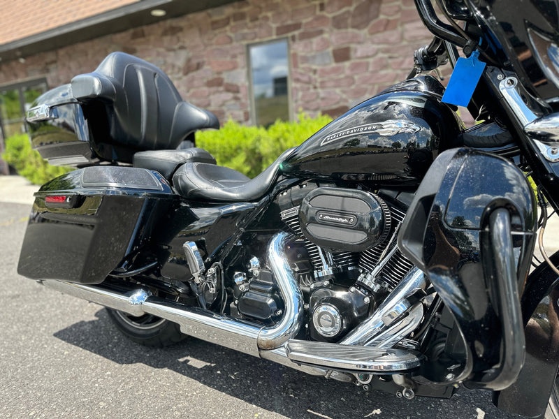 Harley-Davidson Motorcycle 2016 Harley-Davidson Screamin' Eagle CVO Street Glide FLHXSE 110" One Owner Low Miles w/ Bars & Detachable Tourpak $19,995