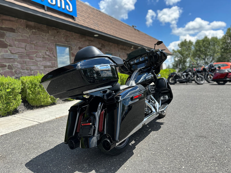 Harley-Davidson Motorcycle 2016 Harley-Davidson Screamin' Eagle CVO Street Glide FLHXSE 110" One Owner Low Miles w/ Bars & Detachable Tourpak $19,995