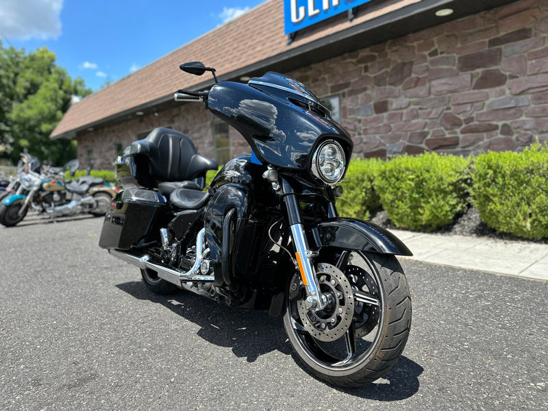 Harley-Davidson Motorcycle 2016 Harley-Davidson Screamin' Eagle CVO Street Glide FLHXSE 110" One Owner Low Miles w/ Bars & Detachable Tourpak $19,995