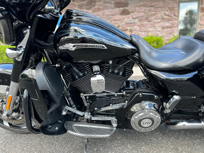 Harley-Davidson Motorcycle 2016 Harley-Davidson Screamin' Eagle CVO Street Glide FLHXSE 110" One Owner Low Miles w/ Bars & Detachable Tourpak $19,995