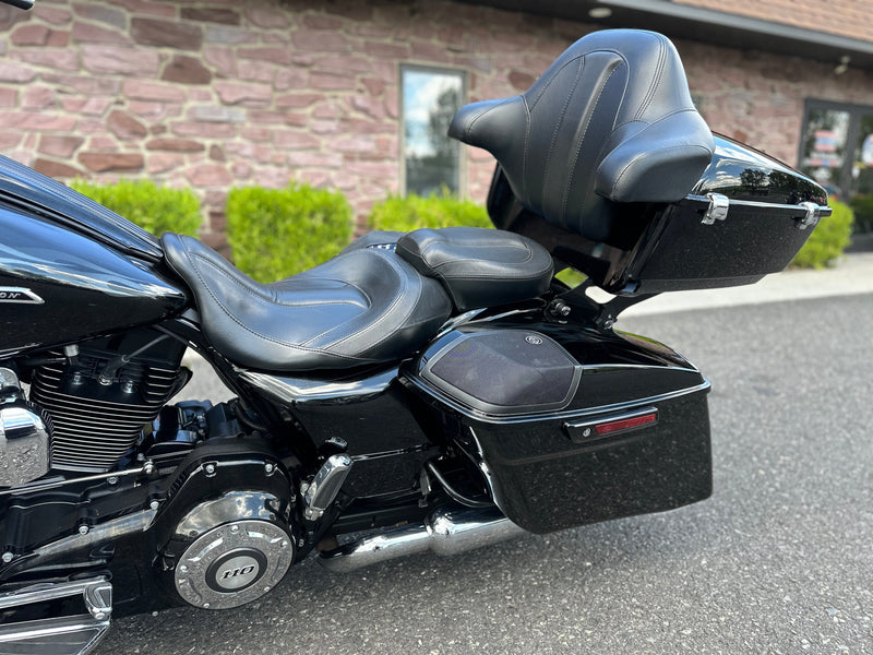 Harley-Davidson Motorcycle 2016 Harley-Davidson Screamin' Eagle CVO Street Glide FLHXSE 110" One Owner Low Miles w/ Bars & Detachable Tourpak $19,995