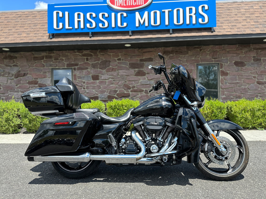 Harley-Davidson Motorcycle 2016 Harley-Davidson Screamin' Eagle CVO Street Glide FLHXSE 110" One Owner Low Miles w/ Bars & Detachable Tourpak $19,995