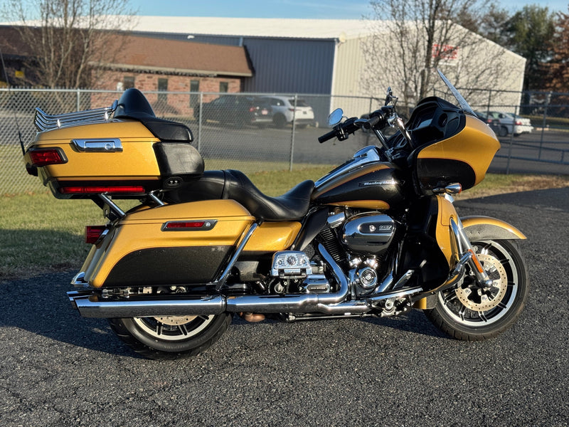 Harley-Davidson Motorcycle 2017 Harley-Davidson Touring Road Glide Ultra FLTRU 107 Milwaukee 8 w/ only 16k Miles & Extras! - $14,995