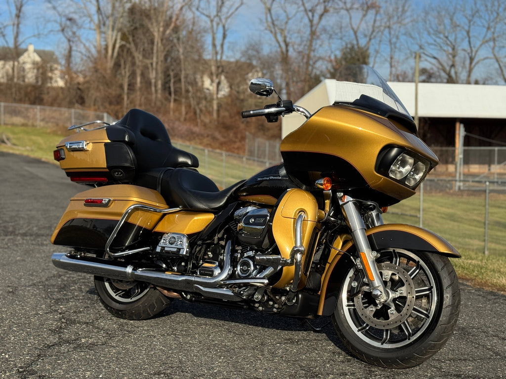 Harley-Davidson Motorcycle 2017 Harley-Davidson Touring Road Glide Ultra FLTRU 107 Milwaukee 8 w/ only 16k Miles & Extras! - $14,995