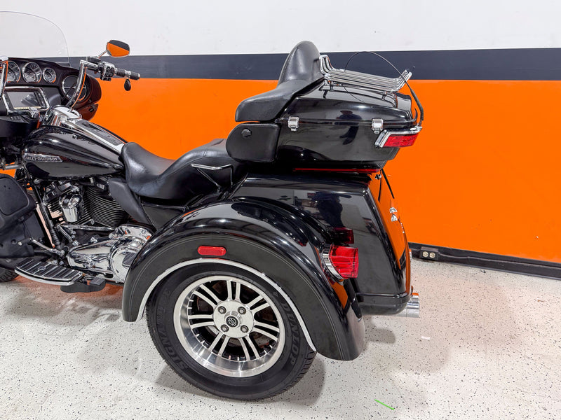 Harley-Davidson Motorcycle 2018 Harley-Davidson Tri Glide Ultra FLHTCUTG M8 Trike Chrome Front End, Mechanical Reverse, Upgrades, & Low Miles! $27,995