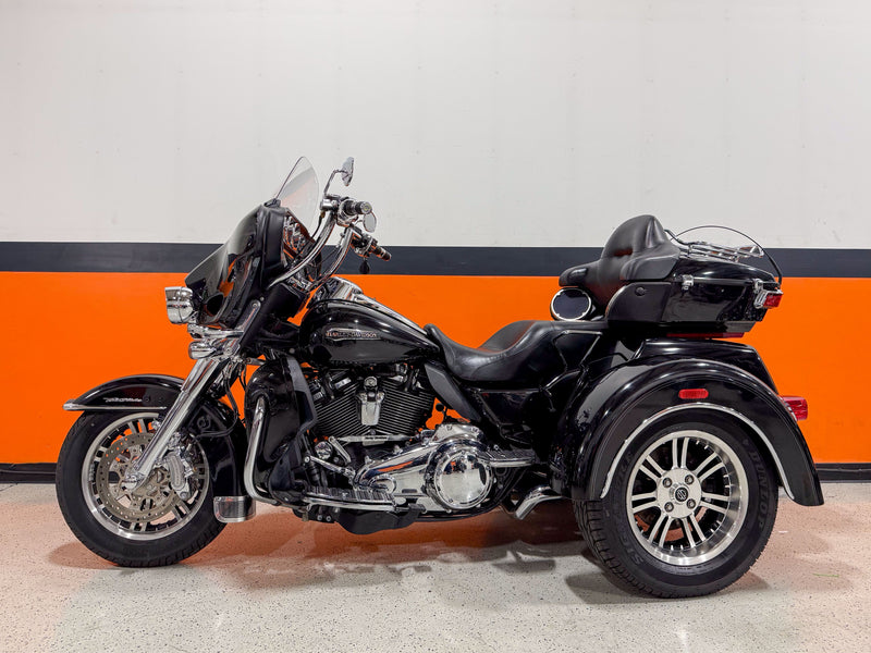 Harley-Davidson Motorcycle 2018 Harley-Davidson Tri Glide Ultra FLHTCUTG M8 Trike Chrome Front End, Mechanical Reverse, Upgrades, & Low Miles! $27,995