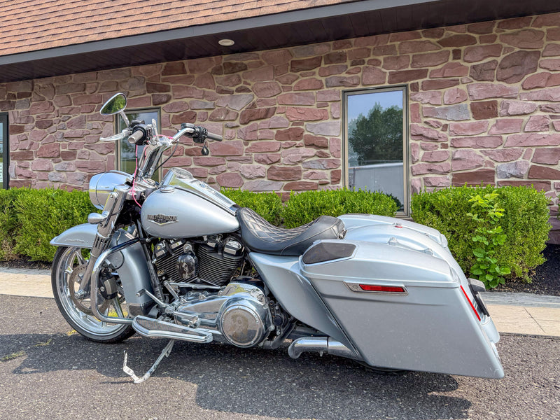 Harley-Davidson Motorcycle 2019 Harley-Davidson Road King FLHR Custom Bars Chrome Front Wheel & Slip-Ons! $13,995